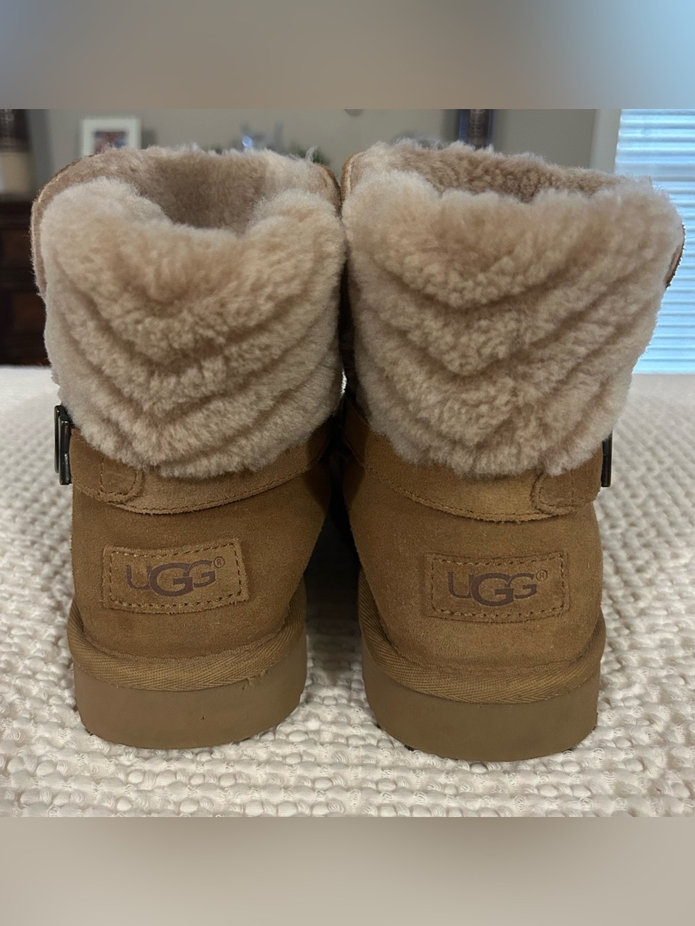 Womens UGG boots size 8. Tan with faux fur lining.